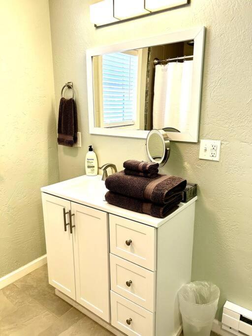 Fully Furnished, Serene Taos House エクステリア 写真